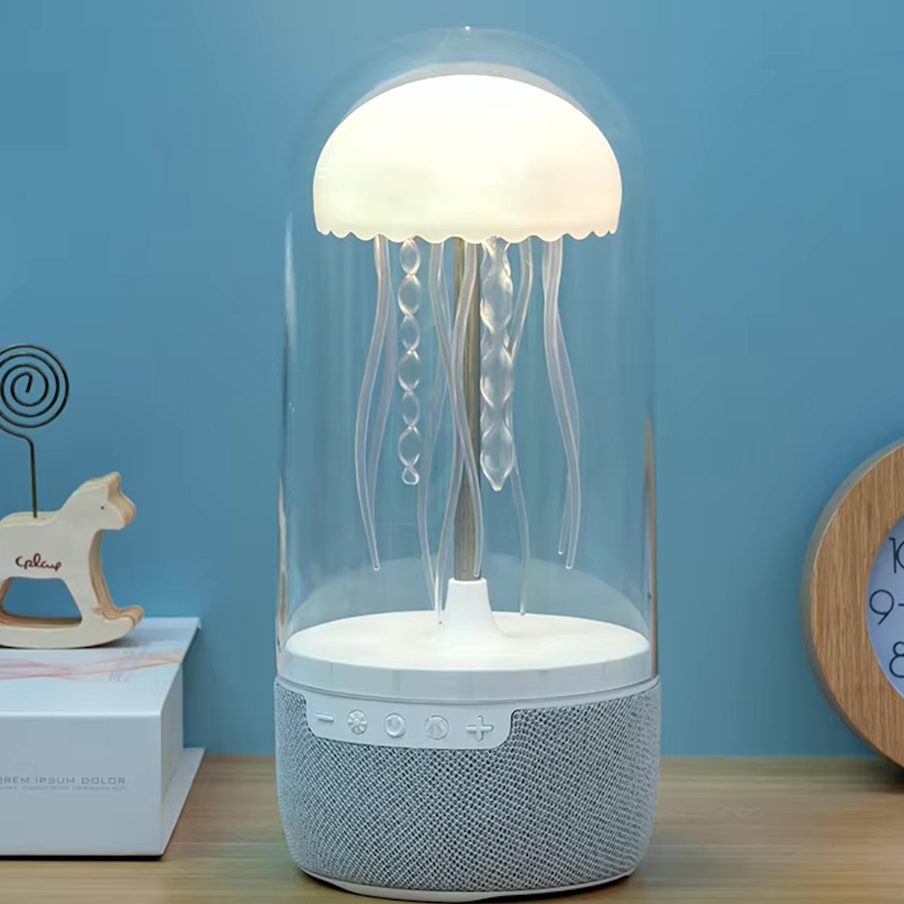 Rotující LED lampa s integrovaným reproduktorem