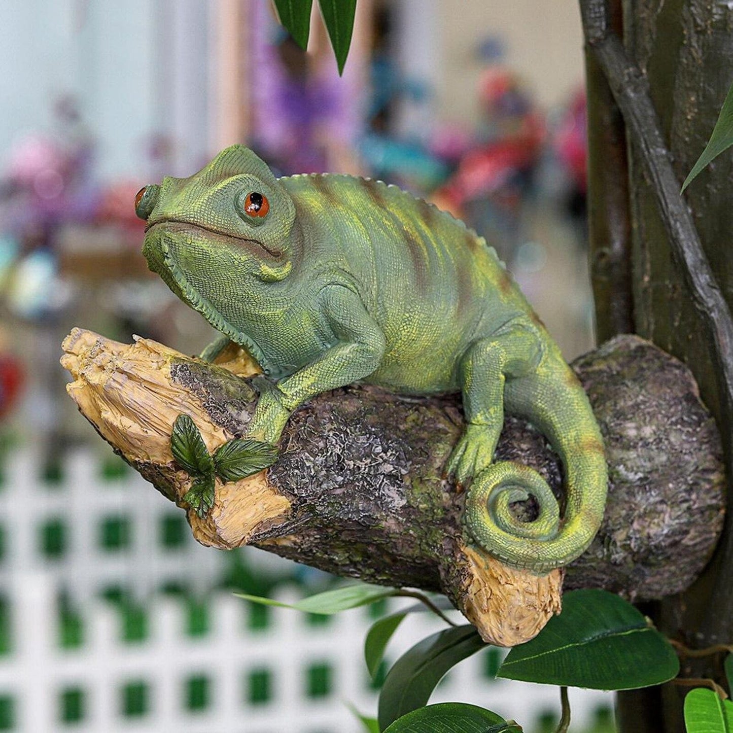 Figurină de cameleon de rășină pe copac