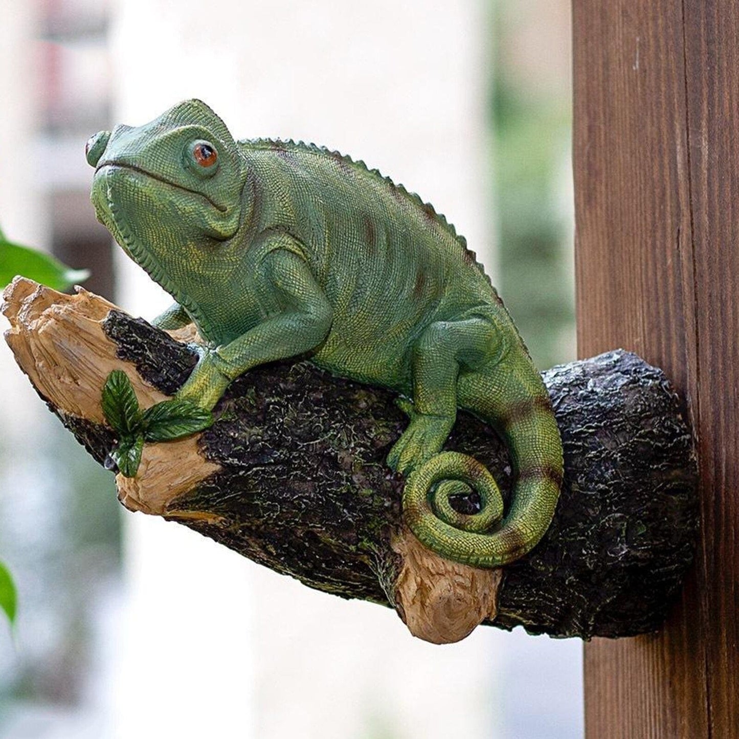 Figurină de cameleon de rășină pe copac